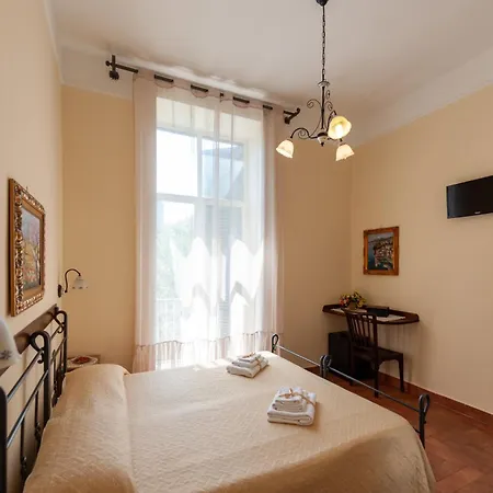 Conte Cavour Pensión Nápoles