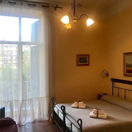 Conte Cavour نابولي